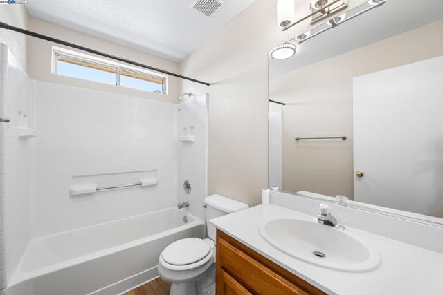 1970 Knollcrest Ln, Tracy CA: https://media.crmls.org/mediaz/6ddfcc76-e5b4-4180-9209-b559c2ded149.jpg