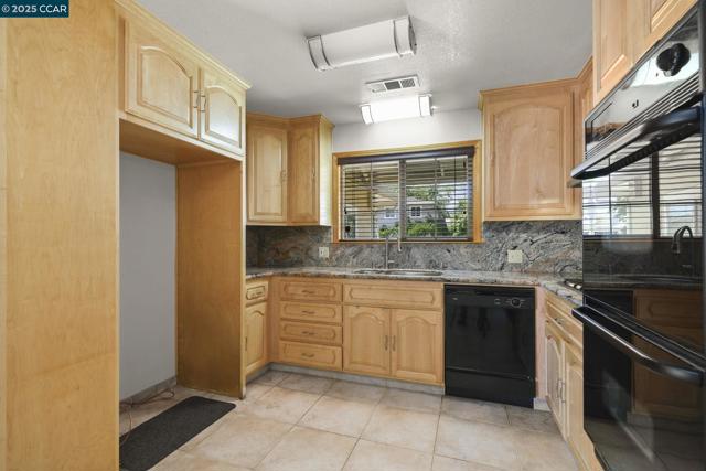 928 Sassel Ave, Concord CA: https://media.crmls.org/mediaz/6ddfe2f5-31db-405b-b263-1edd5153fe46.jpg