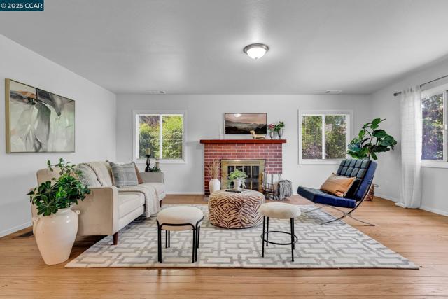 280 Sierra Dr, Walnut Creek CA: https://media.crmls.org/mediaz/6de04a7e-1aa4-40e3-abdb-9e834c9a0536.jpg
