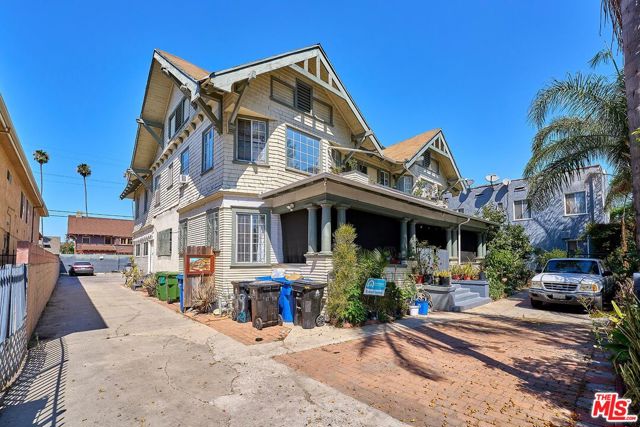 2619 Raymond Avenue, Los Angeles CA: https://media.crmls.org/mediaz/6de0b249-6ff4-4f7a-859c-956e91d7cd29.jpg