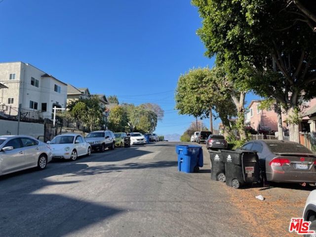 524 N Cummings Street, Los Angeles CA: https://media.crmls.org/mediaz/6de11180-3e1f-4fb3-abea-c35b39165fa6.jpg