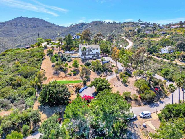 560 Seeforever Dr, San Marcos CA: https://media.crmls.org/mediaz/6de1f870-066f-49e9-89e9-7a65cfedb8cc.jpg