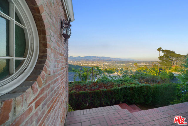 3775 Amesbury Road, Los Angeles CA: https://media.crmls.org/mediaz/6de2288e-a566-43f2-9181-adad2900c33e.jpg