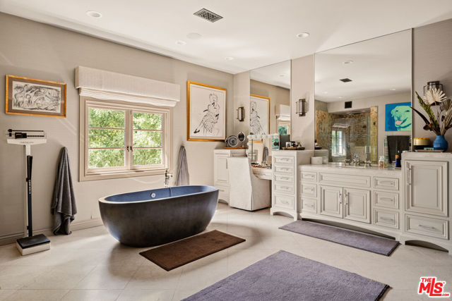 4009 Valley Meadow Road, Encino CA: https://media.crmls.org/mediaz/6de2e662-b4fe-44e5-9937-fe950a3fcc51.jpg
