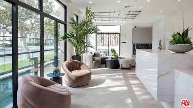 425 N Palm Drive, Beverly Hills CA: https://media.crmls.org/mediaz/6de3277c-184d-4337-9d0e-526e89f39d5e.jpg