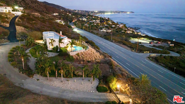 32215 Pacific Coast Highway, Malibu CA: https://media.crmls.org/mediaz/6de34502-64da-4060-9653-aed5b6a11870.jpg