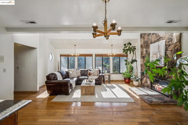 9090 Castlewood St, Oakland CA: https://media.crmls.org/mediaz/6de3cdf5-9715-4f30-a4a9-eed46b699213.jpg