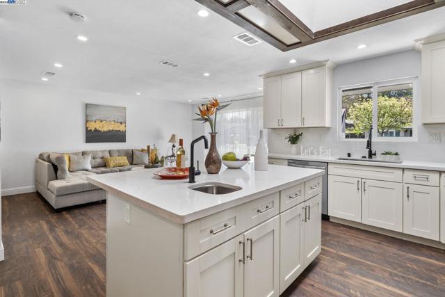 4189 Ogden Dr, Fremont CA: https://media.crmls.org/mediaz/6de3d120-8ea8-4a49-a187-f7293eecf423.jpg