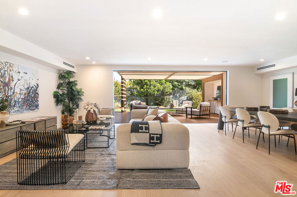 10639 Cushdon Avenue — Modern