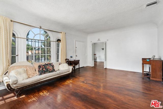 5021 Elmwood Avenue, Los Angeles CA: https://media.crmls.org/mediaz/6de450aa-d97d-4c84-ace1-3dd4d14849fc.jpg