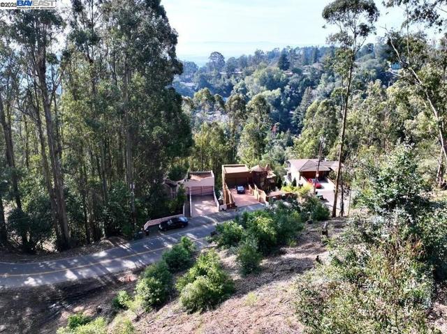 7590 Skyline Blvd, Oakland CA: https://media.crmls.org/mediaz/6de45ecd-48f8-4499-8958-cc71956b94fa.jpg