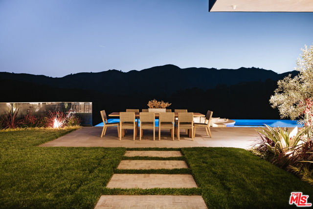 13674 Bayliss Road, Los Angeles CA: https://media.crmls.org/mediaz/6de53fd7-4133-4da0-b098-50e3c7e87898.jpg
