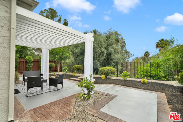 1059 Hillview Circle, Simi Valley CA: https://media.crmls.org/mediaz/6de549ac-17c5-47e3-8a79-6fcf7cb0da30.jpg