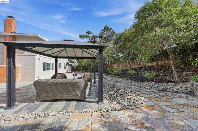 11593 Ladera Ct, Dublin CA: https://media.crmls.org/mediaz/6de58d46-d5ec-4d45-a841-e482918c6510.jpg