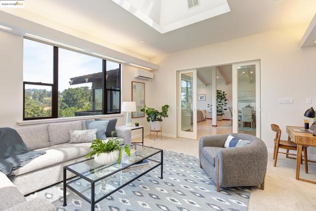 20 Ascot Ct, Oakland CA: https://media.crmls.org/mediaz/6de59935-2eb0-41bc-9f0c-77865d60e65b.jpg