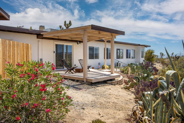 57349 Mesa Drive, Yucca Valley CA: https://media.crmls.org/mediaz/6de63f03-54ae-43ce-a4c8-c805e5d3c2d3.jpg