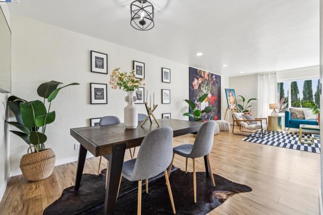 441 FOX HILLS COURT, Oakland CA: https://media.crmls.org/mediaz/6de7adda-a434-46e3-8376-3c37ba301f00.jpg