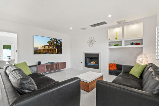 1175 E San Lucas Road, Palm Springs CA: https://media.crmls.org/mediaz/6de7e4c0-5a8b-446a-966c-577a96449e02.jpg