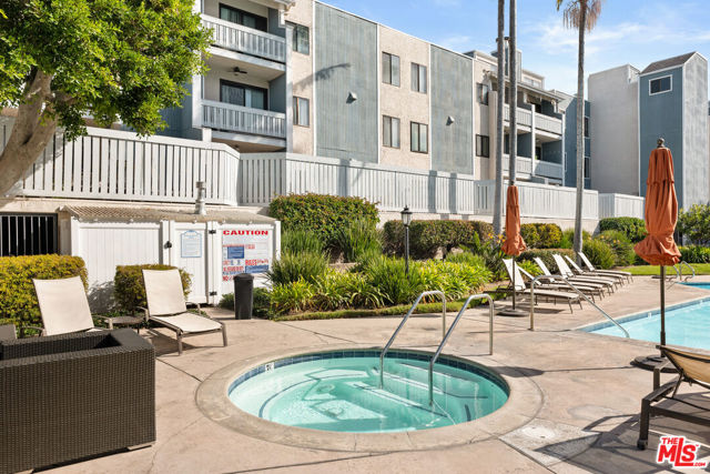 8160 Manitoba Street, Playa del Rey CA: https://media.crmls.org/mediaz/6de7e605-aca3-47cd-a112-c54dcbc4c25c.jpg