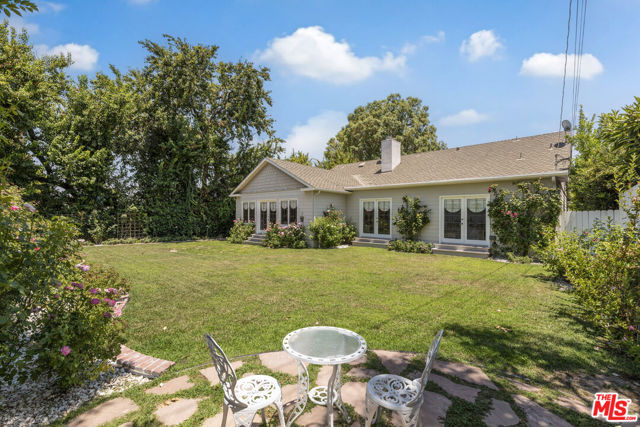 4981 Noeline Avenue, Encino CA: https://media.crmls.org/mediaz/6de85a7d-552a-44f0-aead-e816c421a80e.jpg