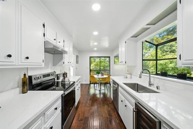 1116 Brewster Ave, Redwood City CA: https://media.crmls.org/mediaz/6de9db4c-5dd9-4855-bf79-3e4236342609.jpg