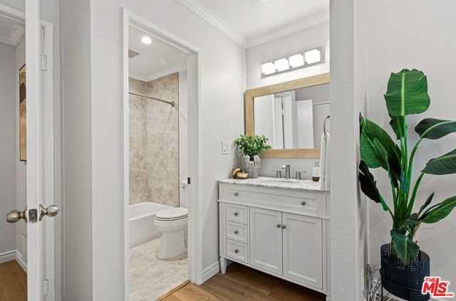 620 W Hyde Park Boulevard, Inglewood CA: https://media.crmls.org/mediaz/6dea52e3-d6b7-4319-85ed-1b2a10867bf9.jpg