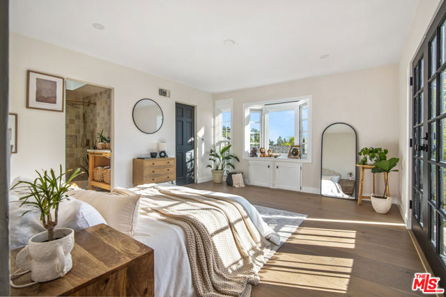 9265 Thrush Way, Los Angeles CA: https://media.crmls.org/mediaz/6debcabf-8ac4-40b4-b66a-fe5e7ec827c0.jpg