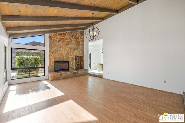 Image 13 of 47 For 71751 Magnesia Falls Drive