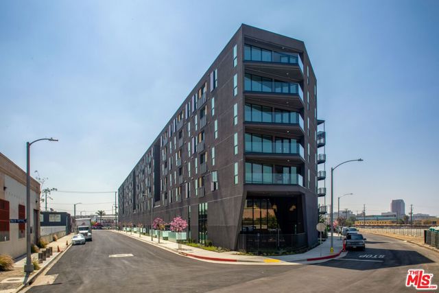 1101 N Main Street, Los Angeles CA: https://media.crmls.org/mediaz/6debfe3d-26ef-4539-8889-66fc1f25393c.jpg