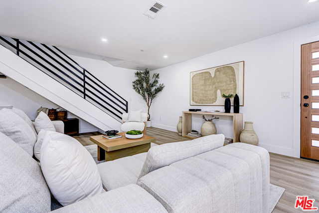 1291 Sycamore, Los Angeles CA: https://media.crmls.org/mediaz/6dec2d69-c2bf-4095-8fce-9fa81a0e11da.jpg