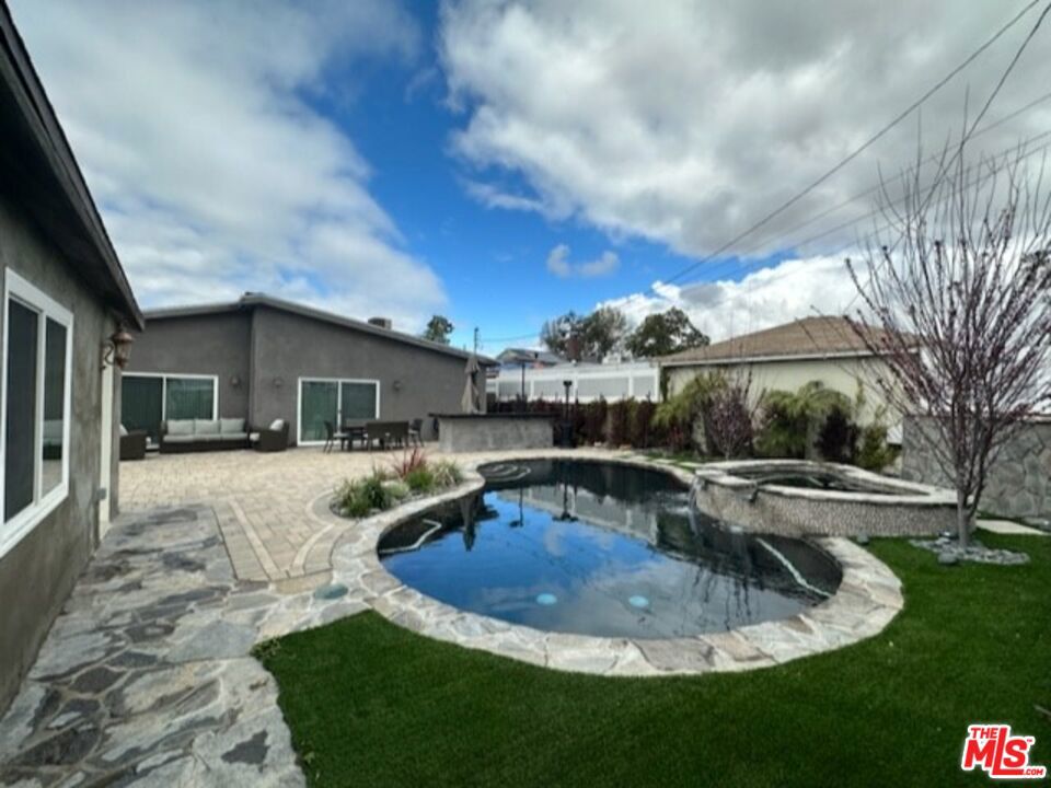 6142 Teesdale Avenue, North Hollywood, CA 91606