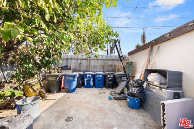 1114 S Kern Avenue, Los Angeles CA: https://media.crmls.org/mediaz/6deca4be-ca3d-438b-88a2-3baa6e0ae2af.jpg
