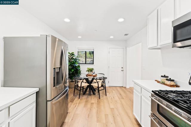 3225 Cowell Rd, Concord CA: https://media.crmls.org/mediaz/6decbd7f-3c9e-4b1d-a884-31d0c698f06a.jpg