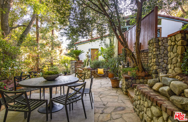 8027 Willow Glen Road, Los Angeles CA: https://media.crmls.org/mediaz/6ded8b56-20fd-4a52-bb20-8deadc638f35.jpg