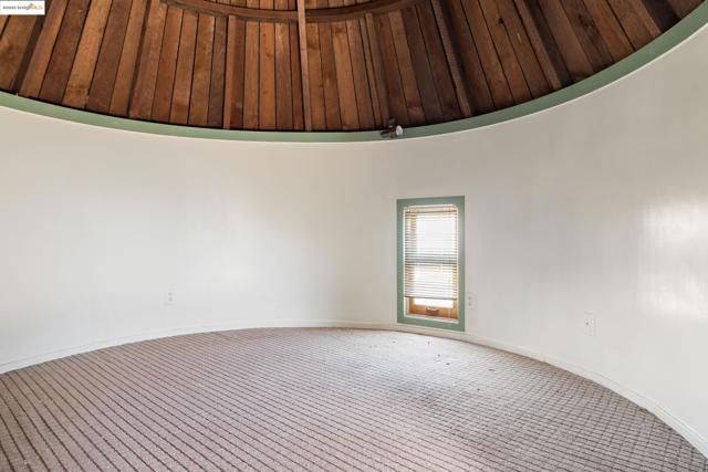 102 Hamilton Pl, Oakland CA: https://media.crmls.org/mediaz/6ded994f-7044-412f-b9a3-1a5d433b2fb3.jpg