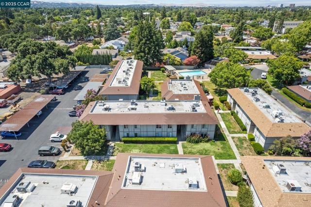 825 Oak Grove Rd, Concord CA: https://media.crmls.org/mediaz/6ded9ad4-b6a3-485a-8f8b-c0b0adcbb04a.jpg