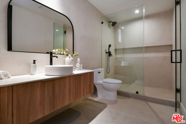 112 S Valley Street, Toluca Lake CA: https://media.crmls.org/mediaz/6dedabd3-6841-42ac-b96c-cb4b6998409e.jpg