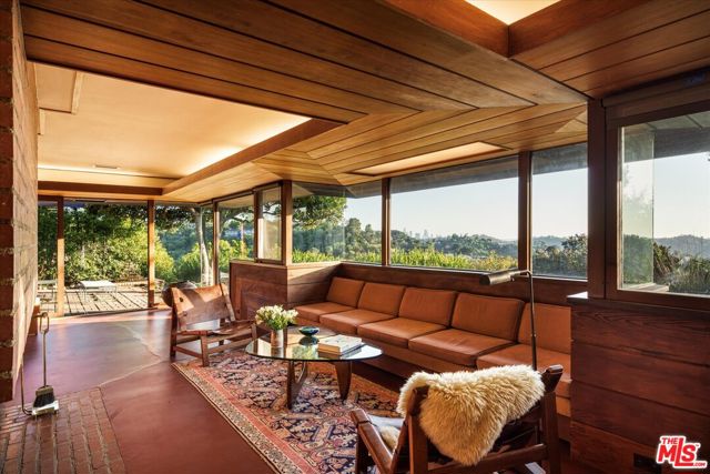 4260 Sea View Lane, Los Angeles CA: https://media.crmls.org/mediaz/6dedb687-19cb-4c74-89ba-03f60ff3b4c3.jpg