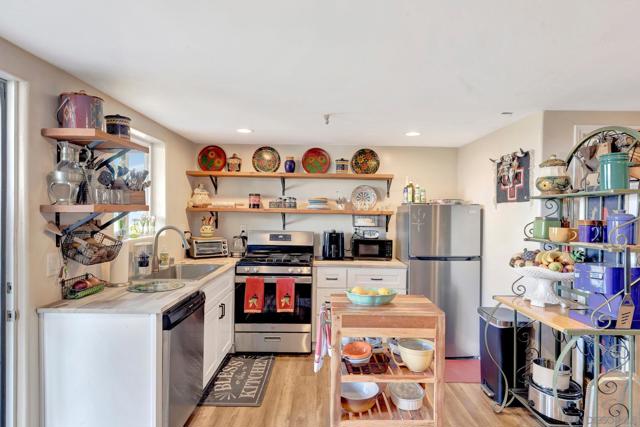 560 Seeforever Dr, San Marcos CA: https://media.crmls.org/mediaz/6def2ffa-6545-45e7-8065-efd159425135.jpg