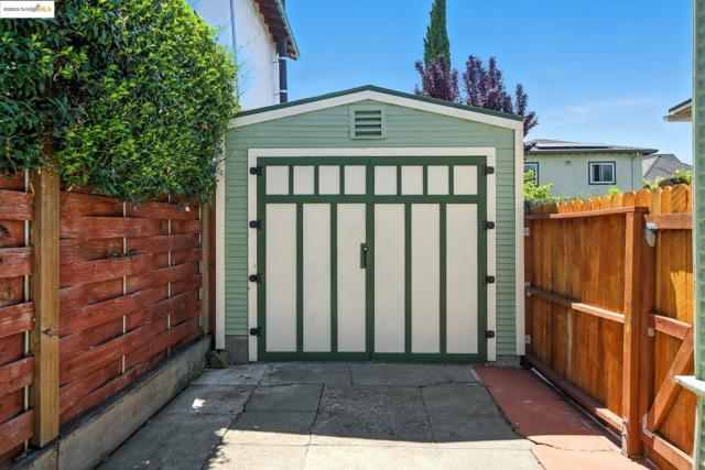 4415 Fleming Ave, Oakland CA: https://media.crmls.org/mediaz/6defa31a-e7d5-4f77-83d4-b96f48e332d9.jpg