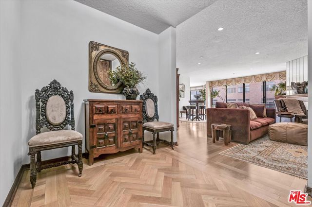 300 N Swall Drive, Beverly Hills CA: https://media.crmls.org/mediaz/6defd32e-6ed9-4195-a793-d01fe689abf6.jpg
