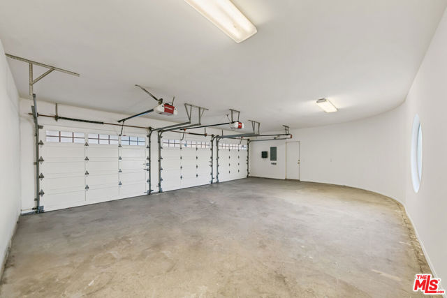 32215 Pacific Coast Highway, Malibu CA: https://media.crmls.org/mediaz/6df106ad-6cb4-4d73-b5b1-24b66eebc3f8.jpg