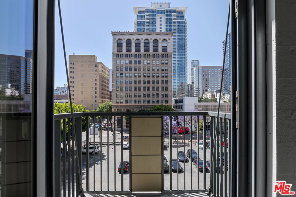 https://media.crmls.org/mediaz/6df29a95-b383-4188-a622-c49f5fb336c7.jpg?preset=X-Large