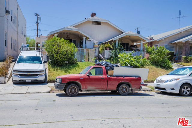 423 N Serrano Avenue, Los Angeles CA: https://media.crmls.org/mediaz/6df2b267-146a-49ba-b8f9-4838cc93a20a.jpg