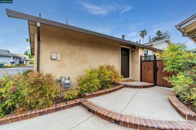 5588 Gonzalez Ct, Concord CA: https://media.crmls.org/mediaz/6df396a7-3a03-4759-925f-8978d7d2b0b9.jpg