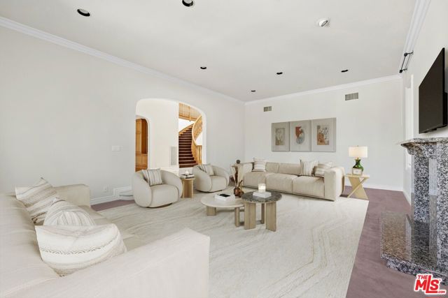 625 Foothill Road, Beverly Hills CA: https://media.crmls.org/mediaz/6df48d45-52ff-41a0-bbab-64851f0940a8.jpg