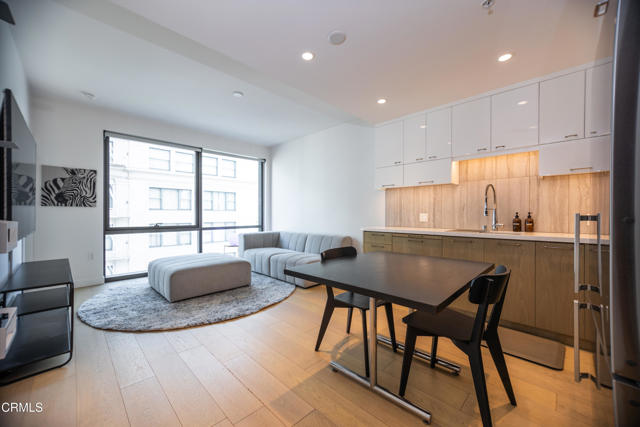 400 S Broadway, Los Angeles CA: https://media.crmls.org/mediaz/6df6a99f-d937-48a0-83d1-04bfd9d65987.jpg