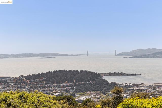 1 Garden Dr, Kensington CA: https://media.crmls.org/mediaz/6df73bb0-332b-4001-93e7-d7738ae7a961.jpg