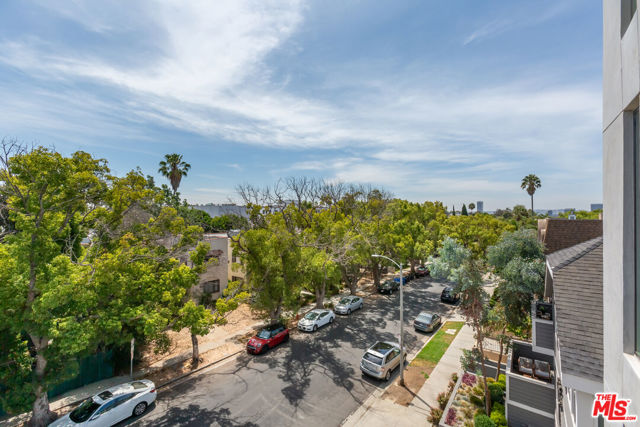 857 N Hayworth Avenue, Los Angeles CA: https://media.crmls.org/mediaz/6df916cf-f896-4435-9eee-e1546691d805.jpg
