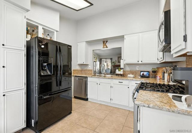 23886 Red Clover Cir, Murrieta CA: https://media.crmls.org/mediaz/6df926c1-3dd9-4b0d-a027-6dcafc8d7471.jpg